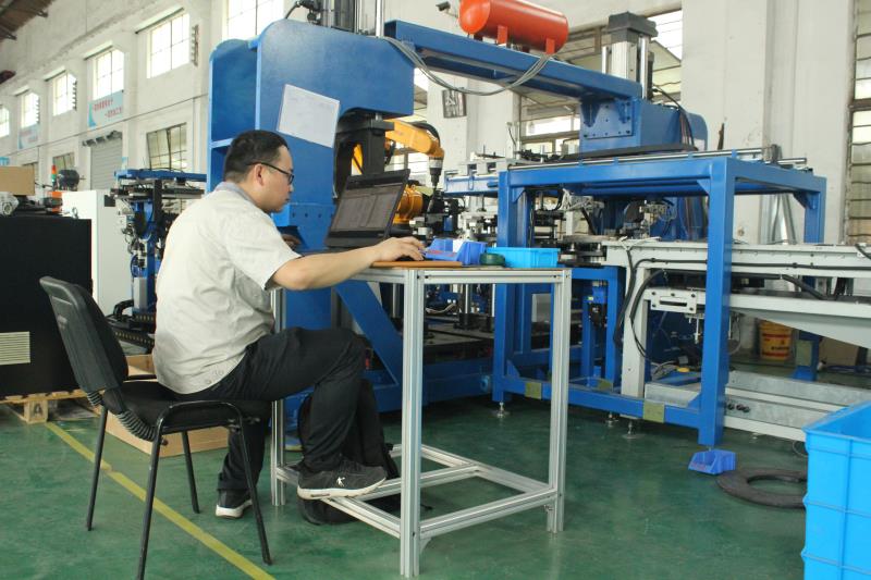 安嘉電氣工程師專(zhuān)心致志調(diào)試