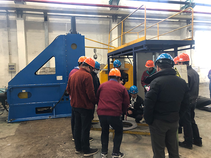 日本客戶來(lái)廠驗(yàn)收大型閃光對(duì)焊機(jī)