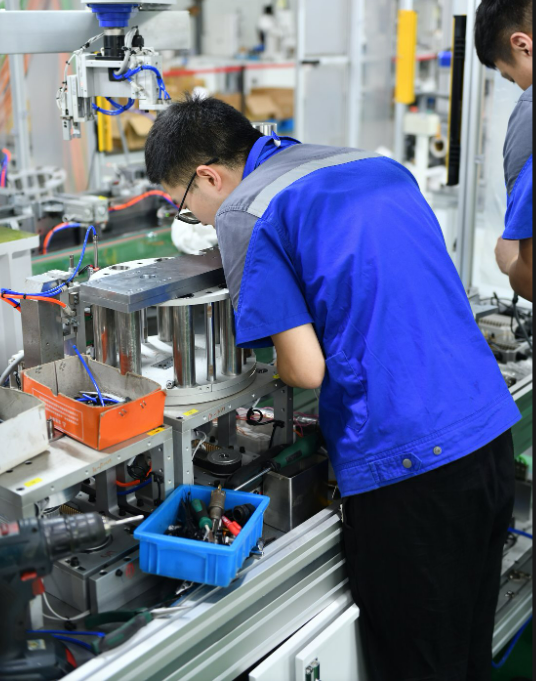 安嘉電氣裝配師正在專(zhuān)注的接線