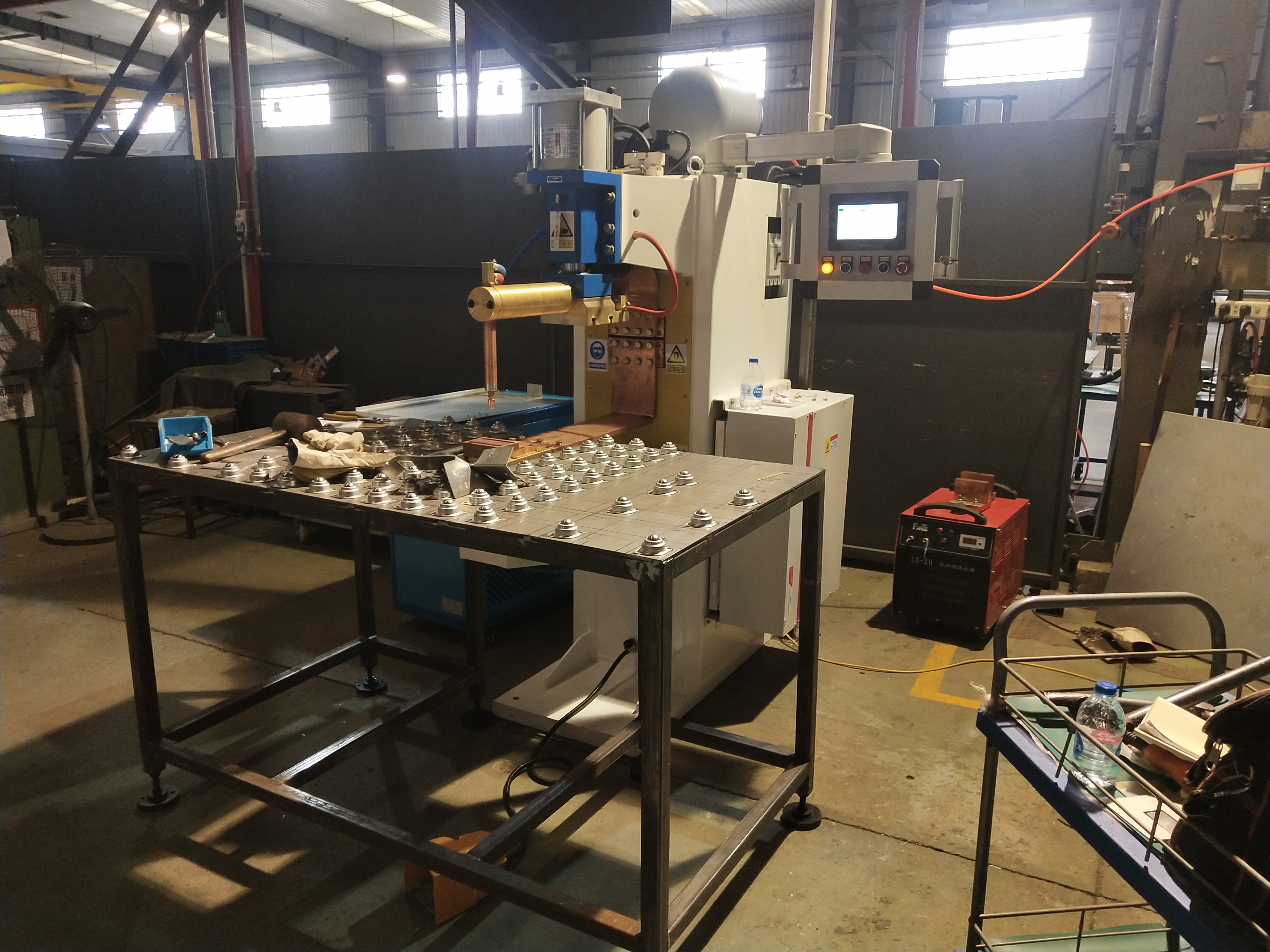 CD鋁柜門加長臂點(diǎn)焊機(jī)定制項目介紹