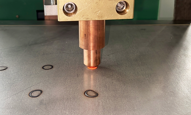 在點(diǎn)焊過(guò)程中，電極被壓在工件上